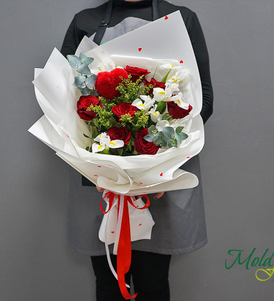 Buchet cu irisi albi si trandafiri rosii foto 394x433